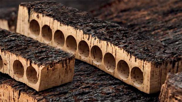 Planchas de corteza de alcornoque natural perforadas tras la extracción de tapones de corcho, listas para ser recicladas como subproducto.
